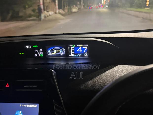 Toyota Prius 4dr Hatchback (1.8L 4cyl Gas/Electric Hybrid CVT) 2016