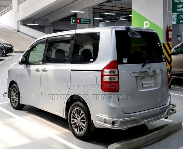 Toyota Noah 2011 Silver