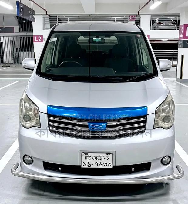 Toyota Noah 2011 Silver