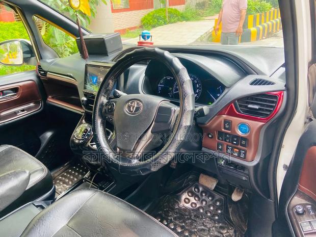 Toyota Esquire 2018 Pearl