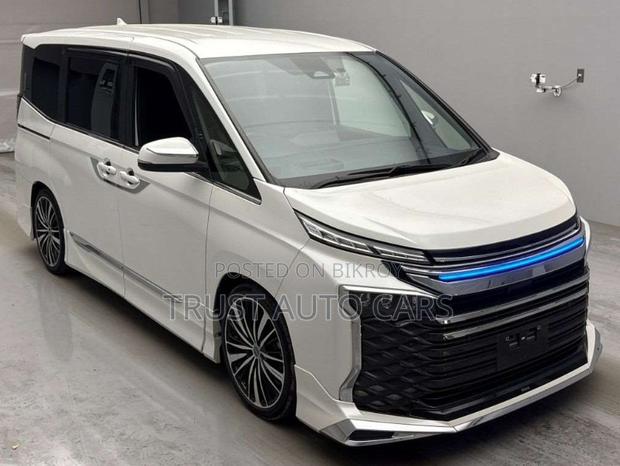 Toyota Voxy Hybrid S-Z 2WD 7-Seater 2023 Pearl