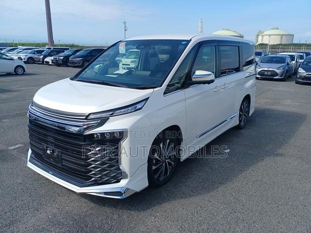 Toyota Voxy 2023 Pearl