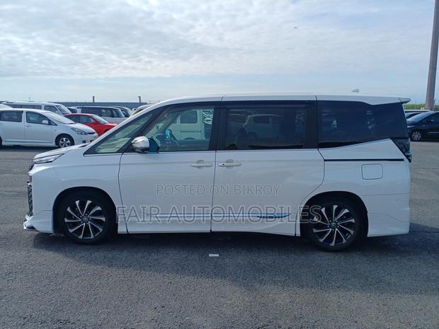 Toyota Voxy 2023 Pearl