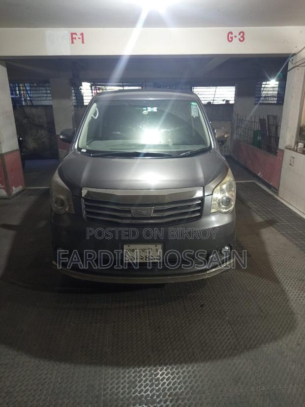 Toyota Noah 2.0 158hp FWD (7 Seater) 2012 Gray