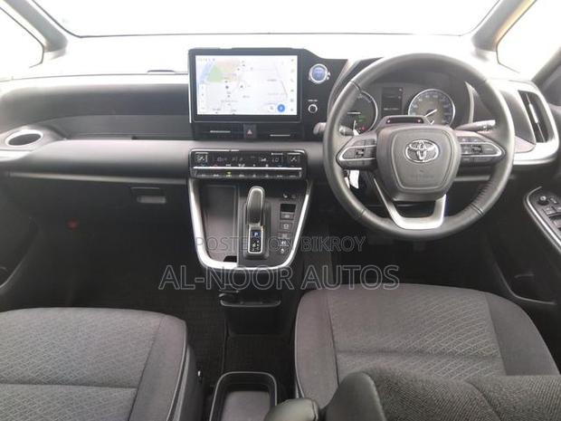 Toyota Noah 2022 White
