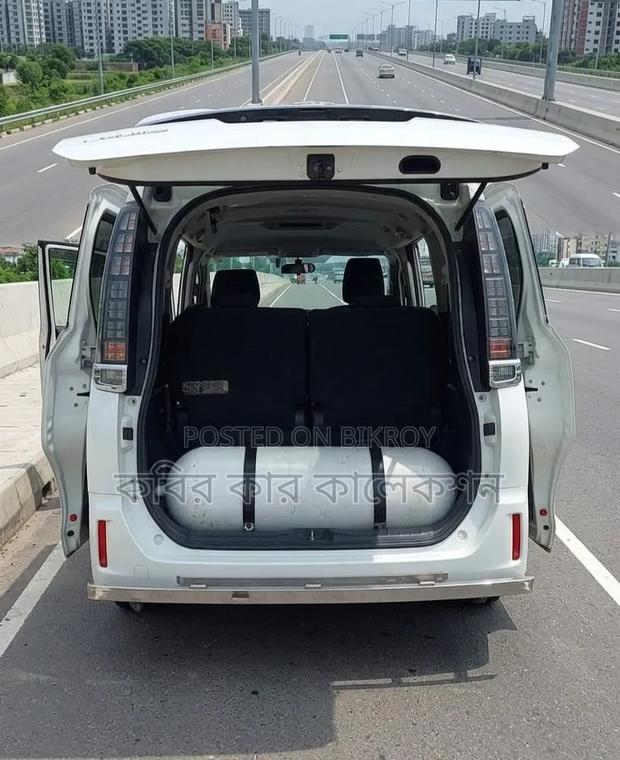 Toyota Esquire 2014 Pearl