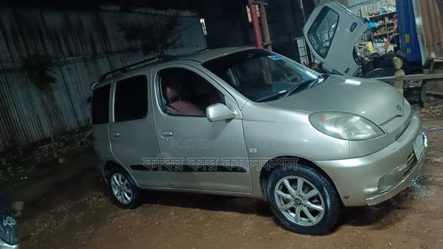 Toyota Fun Cargo 2004 Gold