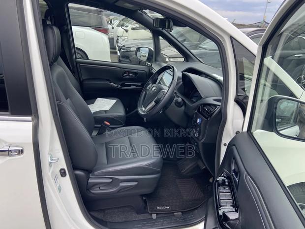 Toyota Esquire 2020 Pearl