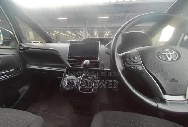 Toyota Noah 2021 Silver