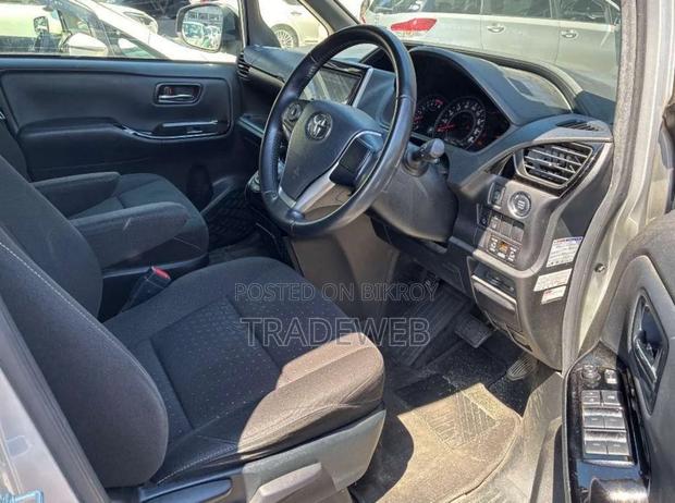 Toyota Noah 2021 Silver