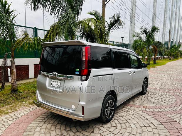 Toyota Noah 2016 Silver