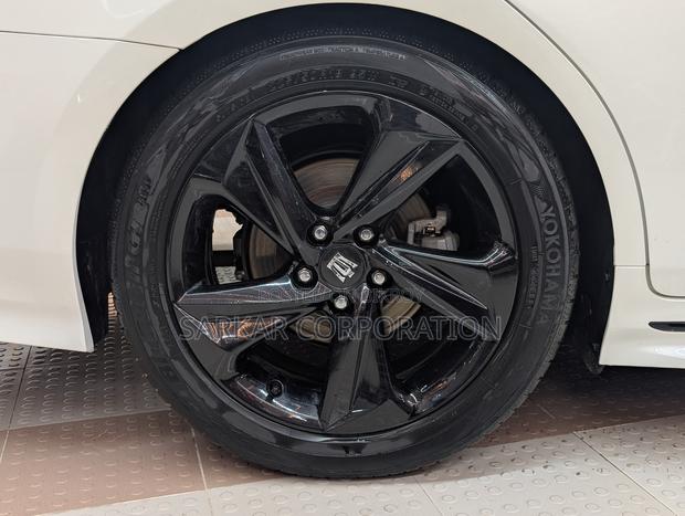 Toyota Crown 2018 Pearl