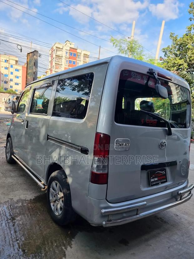Toyota Noah 2012 White
