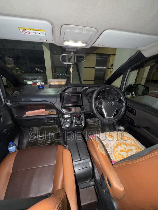 Toyota Noah 2019 Silver