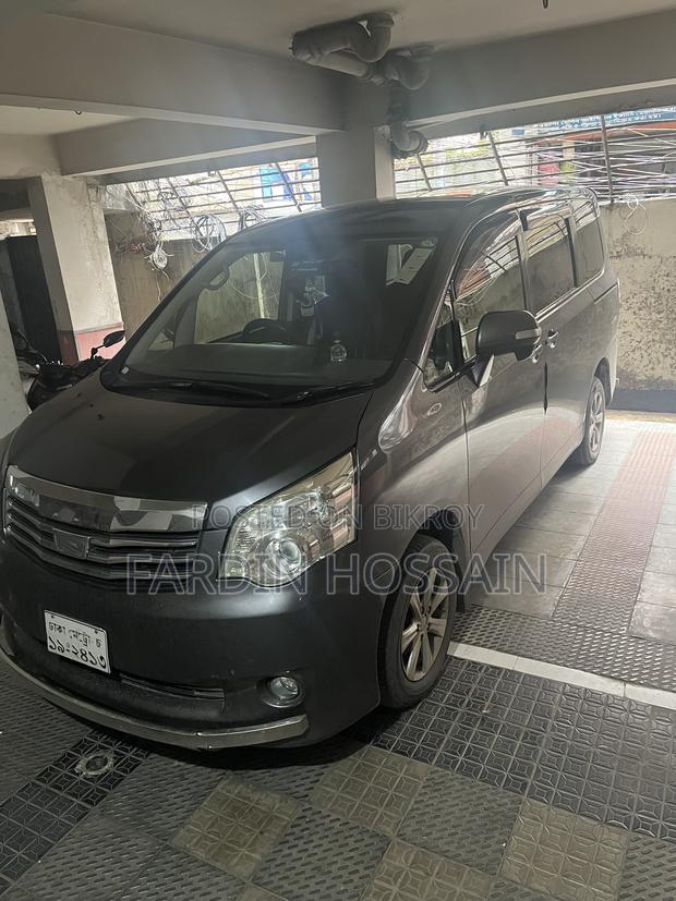 Toyota Noah 2.0 158hp FWD (7 Seater) 2012 Gray