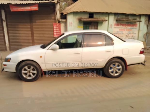 Toyota Corolla 2000 White