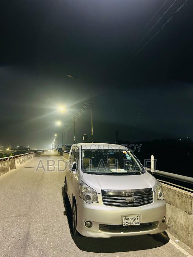 Toyota Noah 2.0 143hp FWD (7 Seater) 2010 Silver