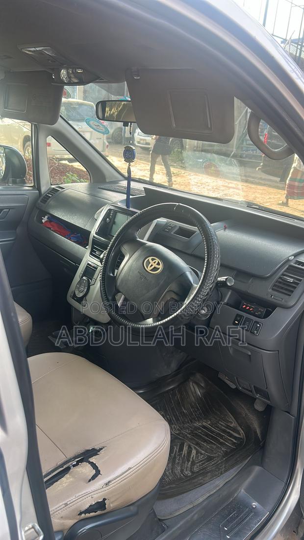 Toyota Noah 2.0 143hp FWD (7 Seater) 2010 Silver