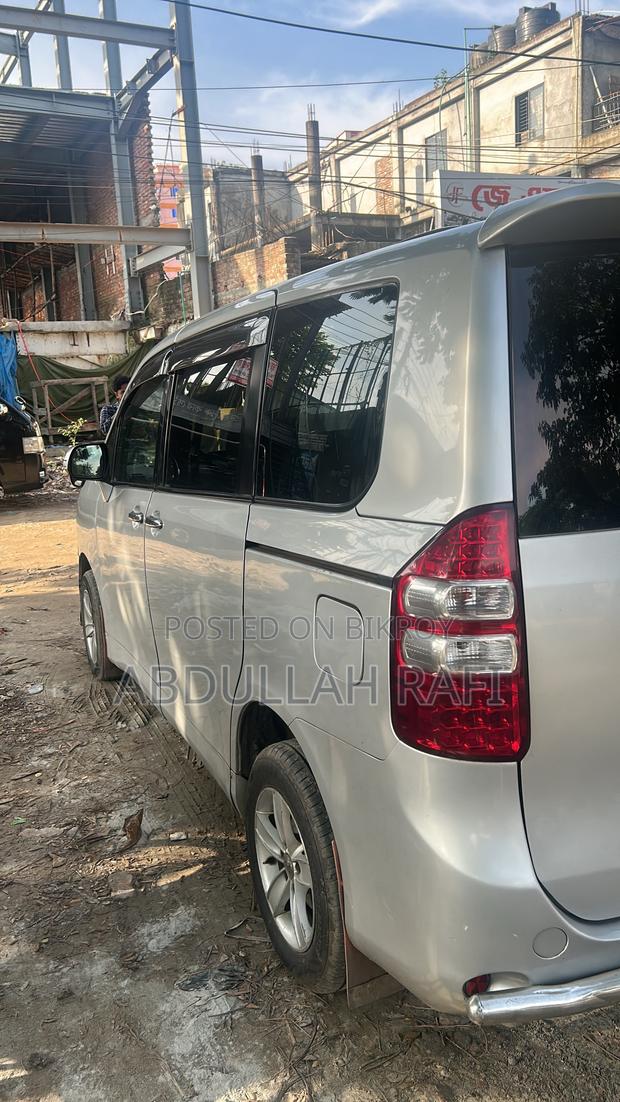 Toyota Noah 2.0 143hp FWD (7 Seater) 2010 Silver