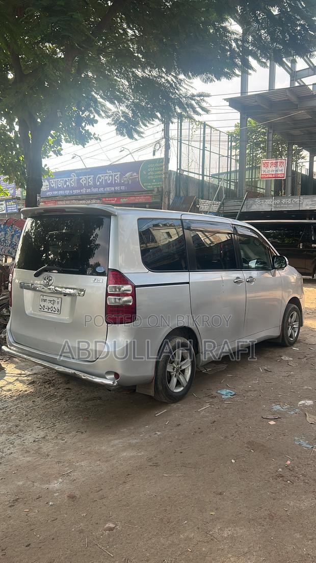 Toyota Noah 2.0 143hp FWD (7 Seater) 2010 Silver