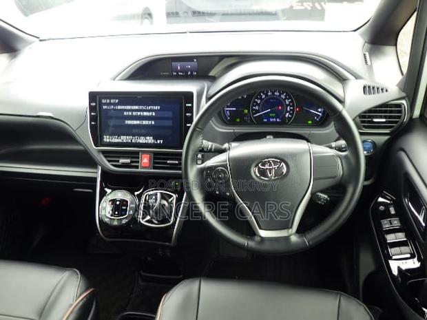 Toyota Voxy 2021 Pearl