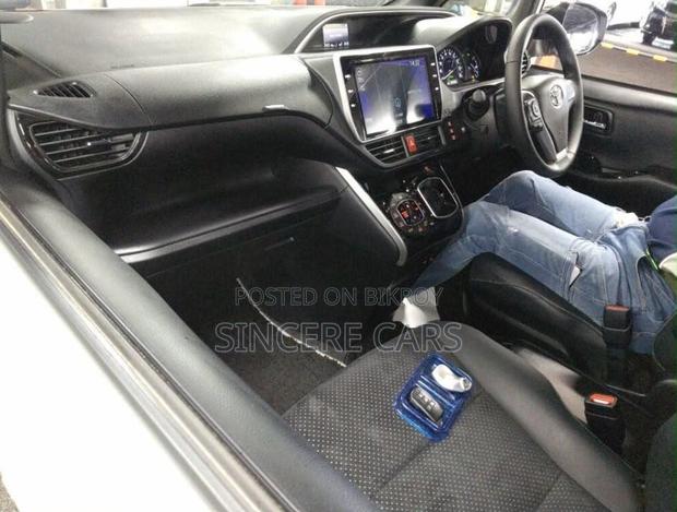Toyota Voxy 2021 Pearl