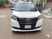 Toyota Esquire 1.8 FWD Hybrid (7 Seater) 2014 White for sale