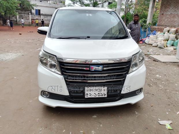 Toyota Esquire 1.8 FWD Hybrid (7 Seater) 2014 White