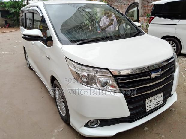 Toyota Esquire 1.8 FWD Hybrid (7 Seater) 2014 White