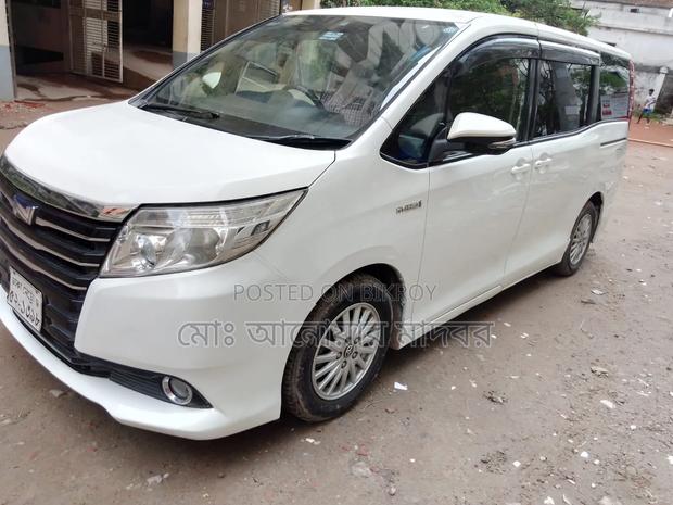 Toyota Esquire 1.8 FWD Hybrid (7 Seater) 2014 White