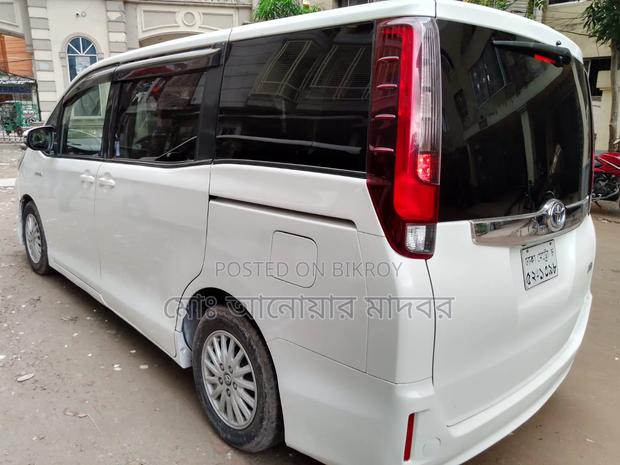 Toyota Esquire 1.8 FWD Hybrid (7 Seater) 2014 White