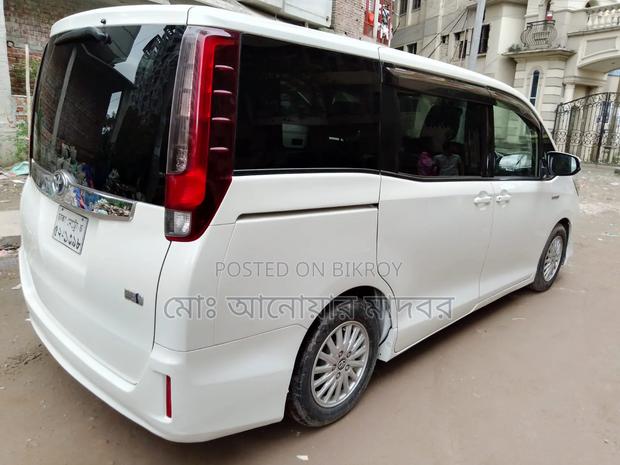 Toyota Esquire 1.8 FWD Hybrid (7 Seater) 2014 White