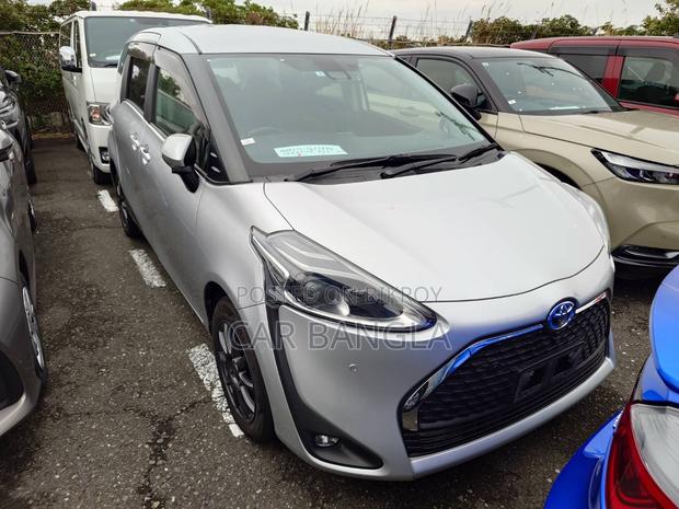 Toyota Sienta 1.5 Hybrid FWD 2021 Silver