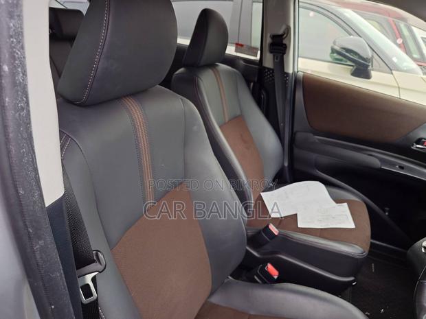 Toyota Sienta 1.5 Hybrid FWD 2021 Silver