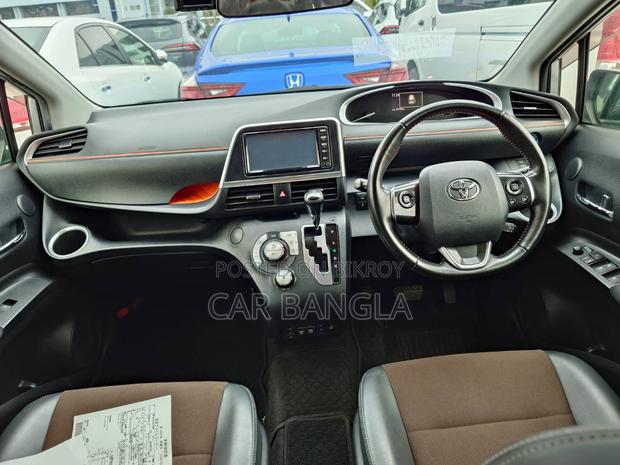 Toyota Sienta 1.5 Hybrid FWD 2021 Silver