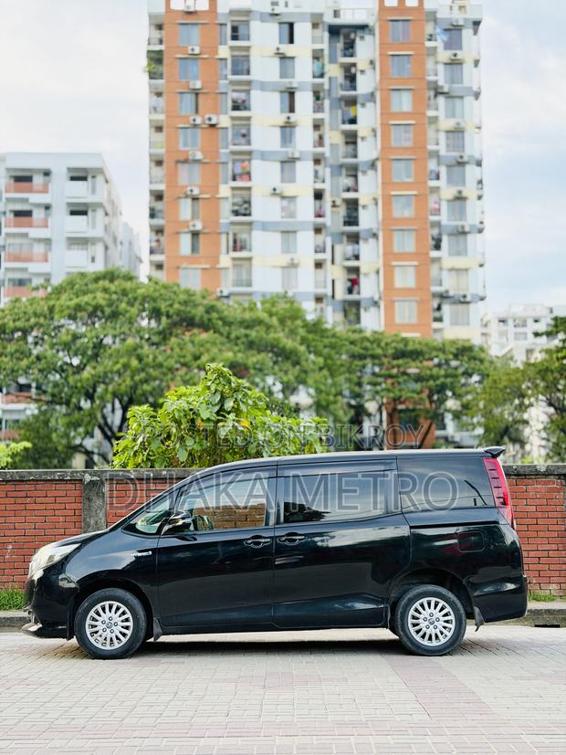 Toyota Noah 1.8 FWD Hybrid (7 Seater) 2014 Black