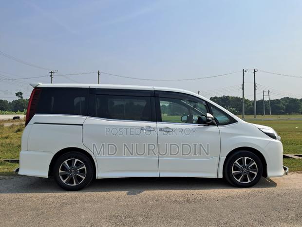 Toyota Noah 2.0 AWD (7 Seater) 2017 Pearl