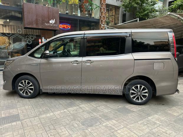 Toyota Esquire 2019 Gray