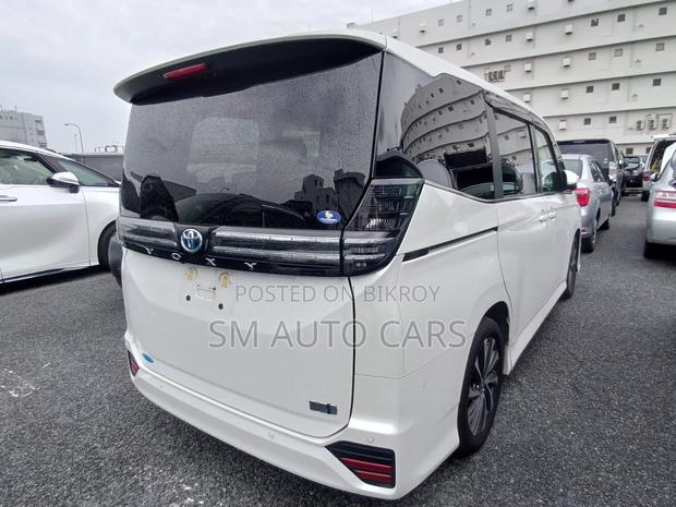 Toyota Voxy 2022 Pearl
