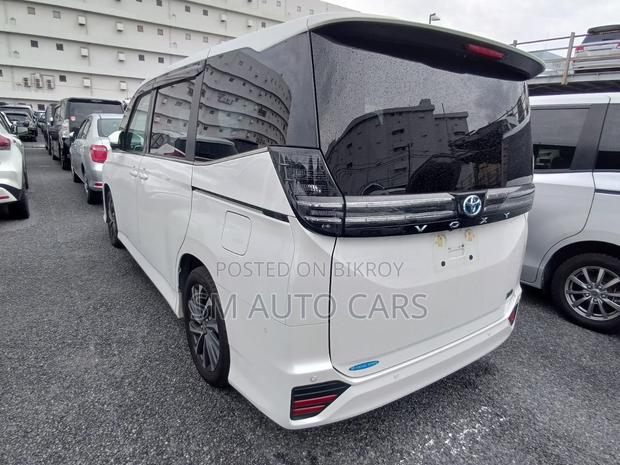 Toyota Voxy 2022 Pearl