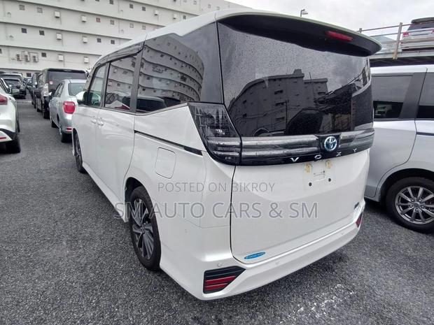 Toyota Voxy 2022 Pearl