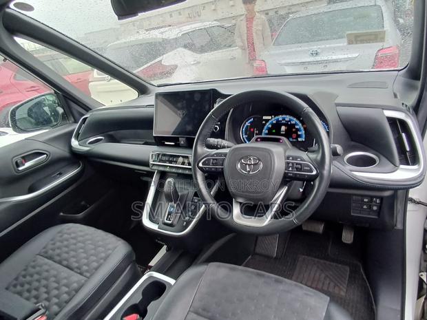 Toyota Voxy 2022 Pearl