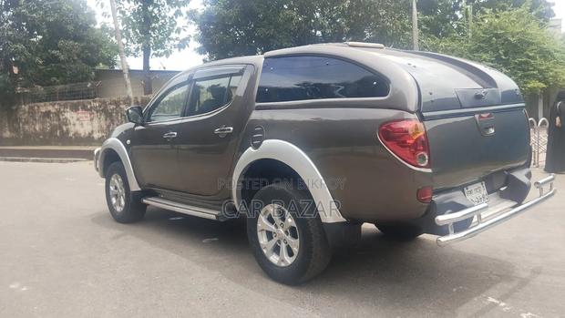 Mitsubishi L200 2011 Gray
