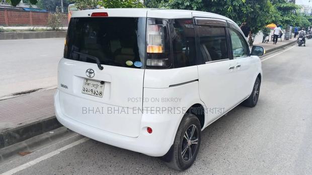 Toyota Sienta 2011 Pearl