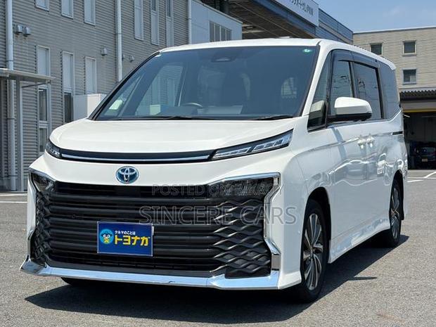 Toyota Voxy 2022 Pearl