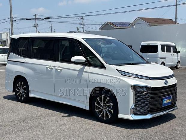 Toyota Voxy 2022 Pearl