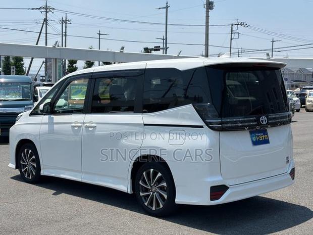 Toyota Voxy 2022 Pearl