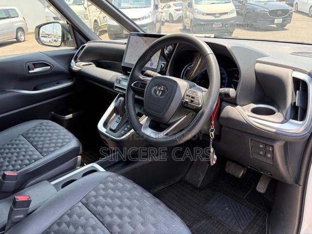 Toyota Voxy 2022 Pearl