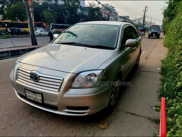 Toyota Avensis 2004 Gold