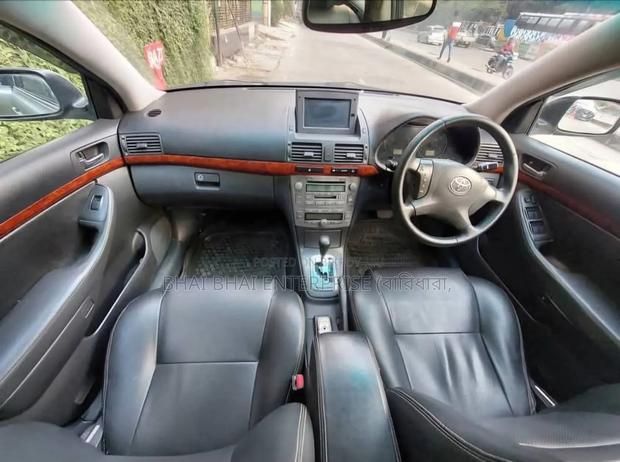 Toyota Avensis 2004 Gold